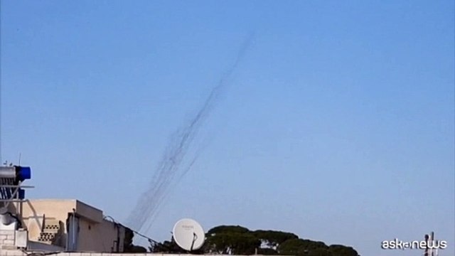 M.O., esercito israeliano: decine di razzi lanciati dal Libano