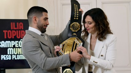 Ilia Topuria entrega sus guantes a Isabel Díaz Ayuso