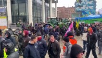 Fuego y disturbios en la manifestación de agricultores frente a las instituciones en Bruselas