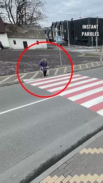 Cette femme âgée rencontre des difficultés pour traverser la route puis reçoit un précieux soutien