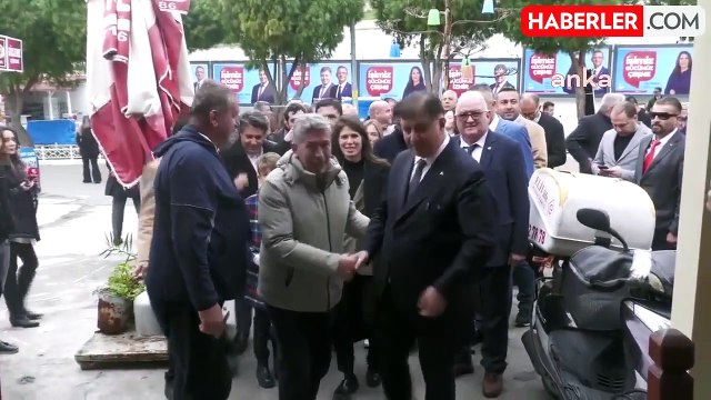 CHP İzmir Büyükşehir Belediye Başkan Adayı Cemil Tugay ve Çeşme Belediye Başkan Adayı Lal Denizli Esnaf Ziyareti Yaptı