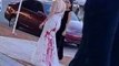 Supuesta suegra lanza pintura roja a novia en pleno día de su boda a minutos de entrar a la iglesia