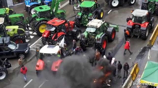 Centinaia di trattori bloccano Bruxelles, roghi, fumo e disordini