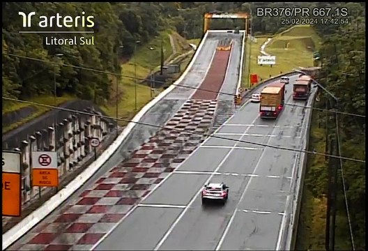 VÍDEO Sem freios, manobra de motorista de caminhão carregado de frango evita acidente na BR-376