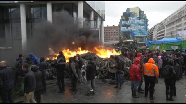 Centinaia di trattori bloccano Bruxelles, roghi, fumo e disordini