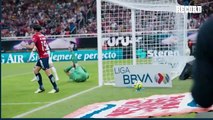 Chivas SE 'BURLA' de 'Chino' Huerta tras finta de 'Piojo' Alvarado en el juego VS PUMAS