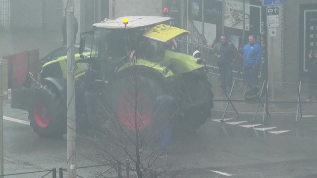 트랙터 시위대, EU 문턱에서 방화...방어벽 돌진 / YTN