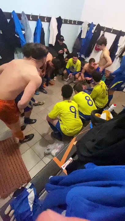 La joie dans les vestiaires des Seniors 2 après la victoire contre BORN