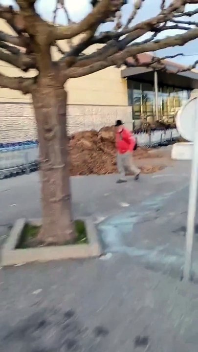 ⚡FRANCE – Des agriculteurs en colère ont déversé du fumier sur des caddies chez Leclerc de Valréas dans le Vaucluse.