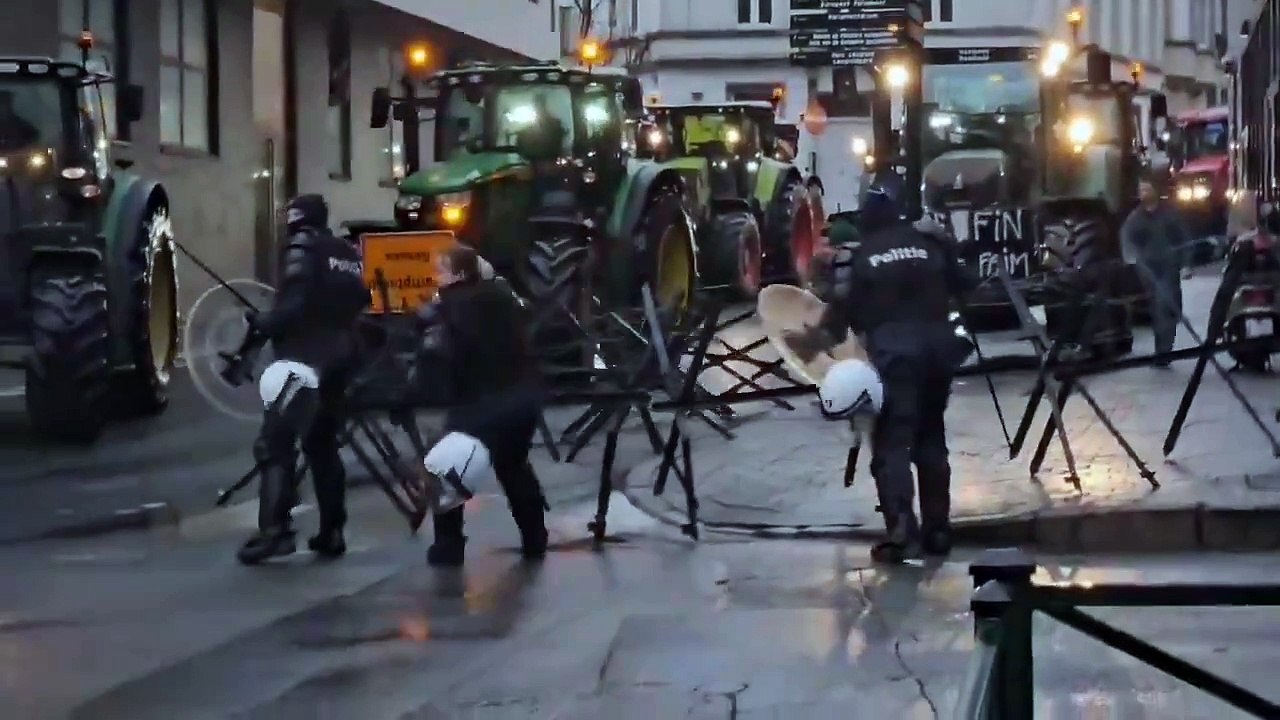 Belgique Les agriculteurs franchissent aujourd'hui les barricades de la police pour protester devant le siège de l'UE et le sommet agricole En portant le combat aux portes de l’UE, ils se révoltent contre le communisme climatique.