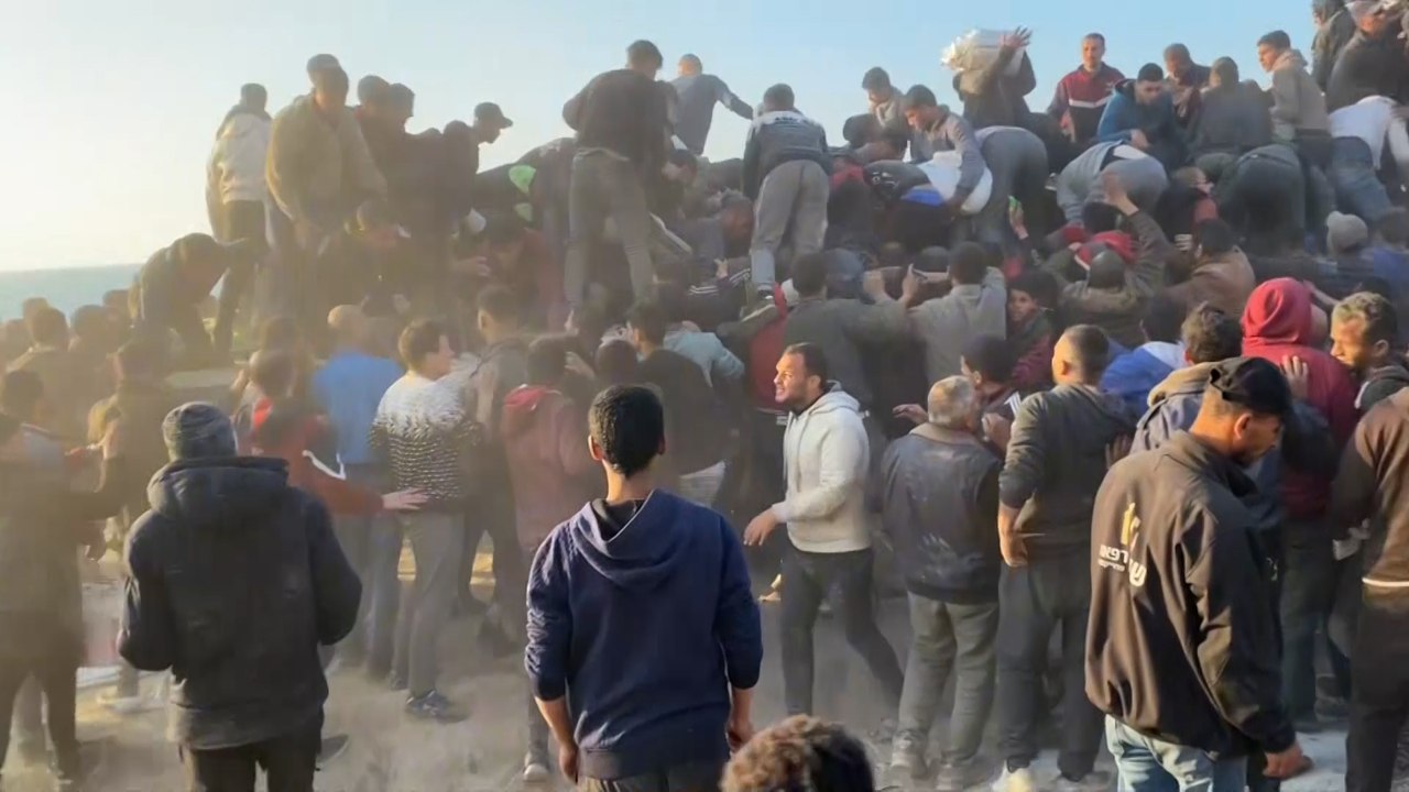 شاهد.. تدافع عدد من سكان مدينة غزة للحصول على أكياس طحين