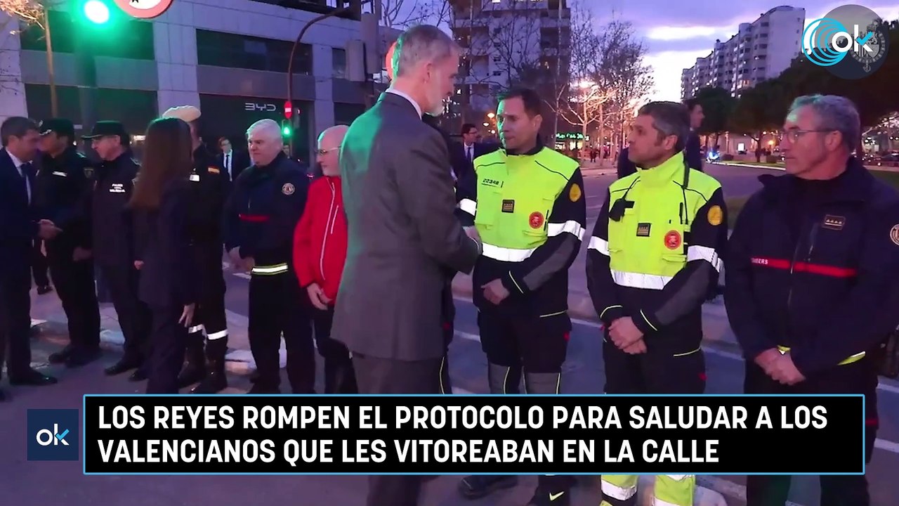 Los Reyes rompen el protocolo para saludar a los valencianos que les vitoreaban en la calle