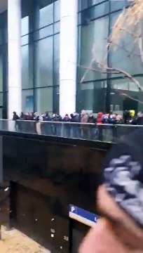 ‼️Bruxelles : Des agriculteurs tentent de prendre d'assaut le siège de l'Union européenne, alors que les ministres européens de l'Agriculture se réunissent pour un sommet.