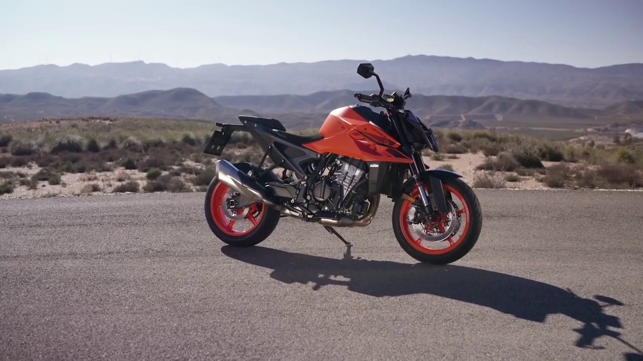 Price €15,699 , Volume 947 cc , Weight 179kg , Power 123 hp , Seat 825 mm , New KTM 990 Duke 2024