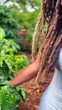 Kelis tried to show off natural coffee, but something else stole the focus