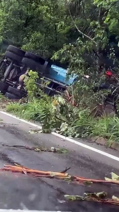 Caminhão tomba na variante da CE-187 em Ipu