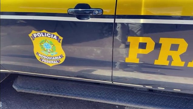 Perseguição e fuga: motorista desobedece PRF e abandona caminhão carregado com cigarros