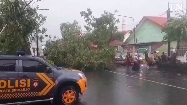 APOCALIPSIS EN INDONESIA! Fuertes vientos con granizo azotan a Sidoarjo, Java Oriental.
