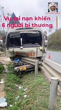 Xe khách tông vào lan can, nhiều người bị thương