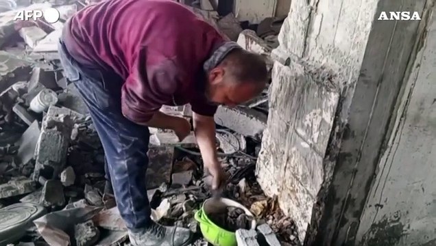 Gaza, i palestinesi frugano tra le macerie dopo l'attacco israeliano
