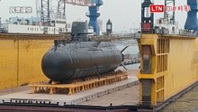 浮塢「倒退嚕」 國造海鯤潛艦艦身一覽無遺(民眾提供)