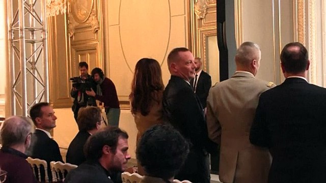 Macron anuncia coalizão para enviar munições a Kiev e não descarta mobilizar tropas