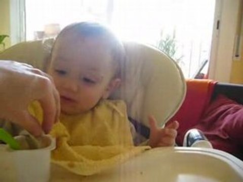 Noah mange a la cuillère!