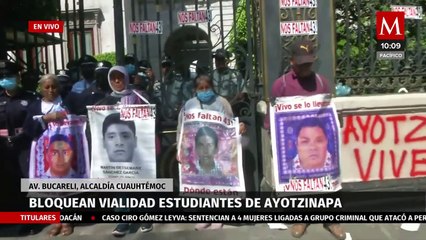Padres de los 43 de Ayotzinapa protestan en Segob, bloquean Bucareli