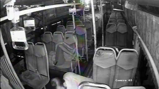 கோவையில் நிலையத்தில் நிறுத்தப்பட்ட பேருந்தில் ஏறி சாகவாசமாக பணத்தை திருடும் கொள்ளையன்