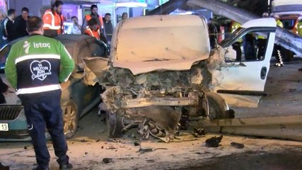 Kartal'da önce bariyerlere ardından taksiye çarptı: 1'i ağır 4 yaralı