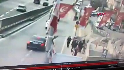 İstanbul'da otomobil durağa daldı! Feci kaza kamerada