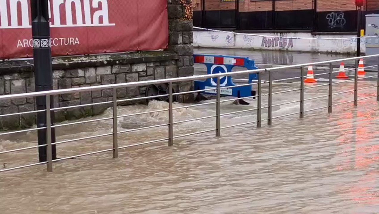 Inundaciones en Vitoria, con agua saliendo de las arquetas