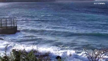 شاهد: سباحةٌ دونها مخاطر وأمواج عاتية.. 40 مهاجراً مغربياً يصلون شواطئ سبتة