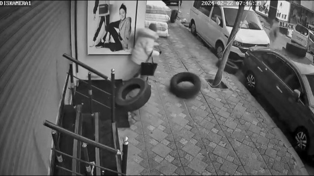 Gökten lastik yağdı: Ölümden kıl payı kurtuldu!