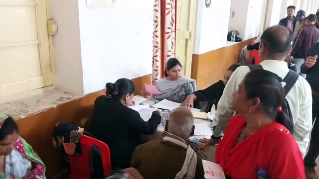 कलेक्टर कार्यालय में जनसुनवाई हर विभाग के लिए अलग-अलग लगाई गई है टेबल