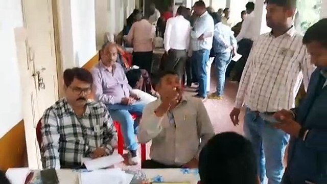 कलेक्टर कार्यालय में जनसुनवाई हर विभाग के लिए अलग-अलग लगाई गई है टेबल