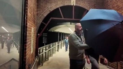 Taylor Swift'in babası olay oldu... Fotoğrafçıya saldırdı