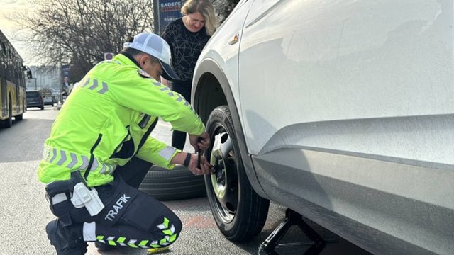 Lastiği patlayan profesörün imdadına polis yetişti