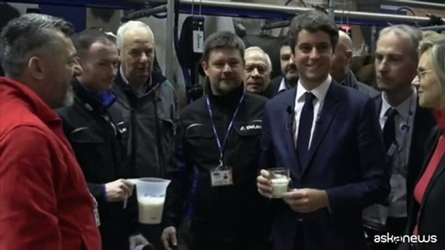 Attal con un bicchiere di latte al Salone dell'Agricoltura a Parigi