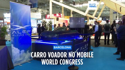 Carro voador faz parar o trânsito no Mobile World Congress em Barcelona