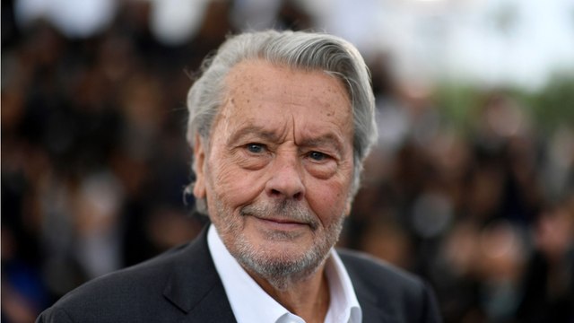 VOICI : Alain Delon : des dizaines d'armes à feu saisies par les gendarmes dans sa propriété à Douchy