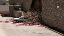 Yıkılan istinat duvarı bir otomobilde hasara yol açtı