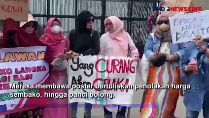 Gaya Emak-Emak Demo di Depan DPR, Berdaster sambil Bawa Panci Bolong