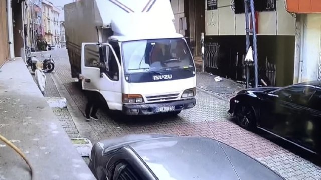 Kamyonet kayarak 6 araca çarptı... Durdurmak isterken sıkıştı!