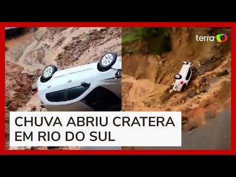 Carro com idosos cai em cratera que se abriu em rodovia após fortes chuvas em SC