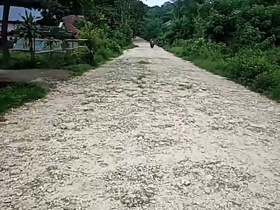 Jalan Menuju Kampung Adat Belum di Aspal