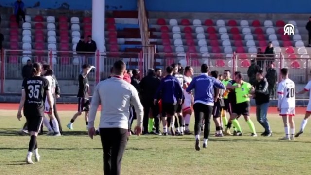 Yattara'nın forma giydiği amatör maç kavga nedeniyle yarıda kaldı
