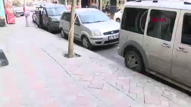 Şoke eden anlar: Gökten lastik yağdı, kaldırımda yürürken dehşete düştü!