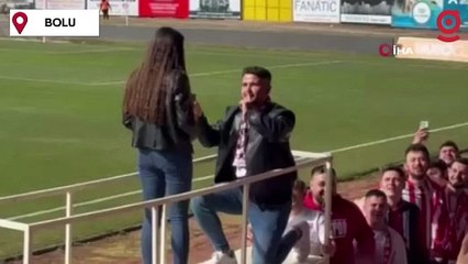 Futbol maçında evlenme teklifi etti