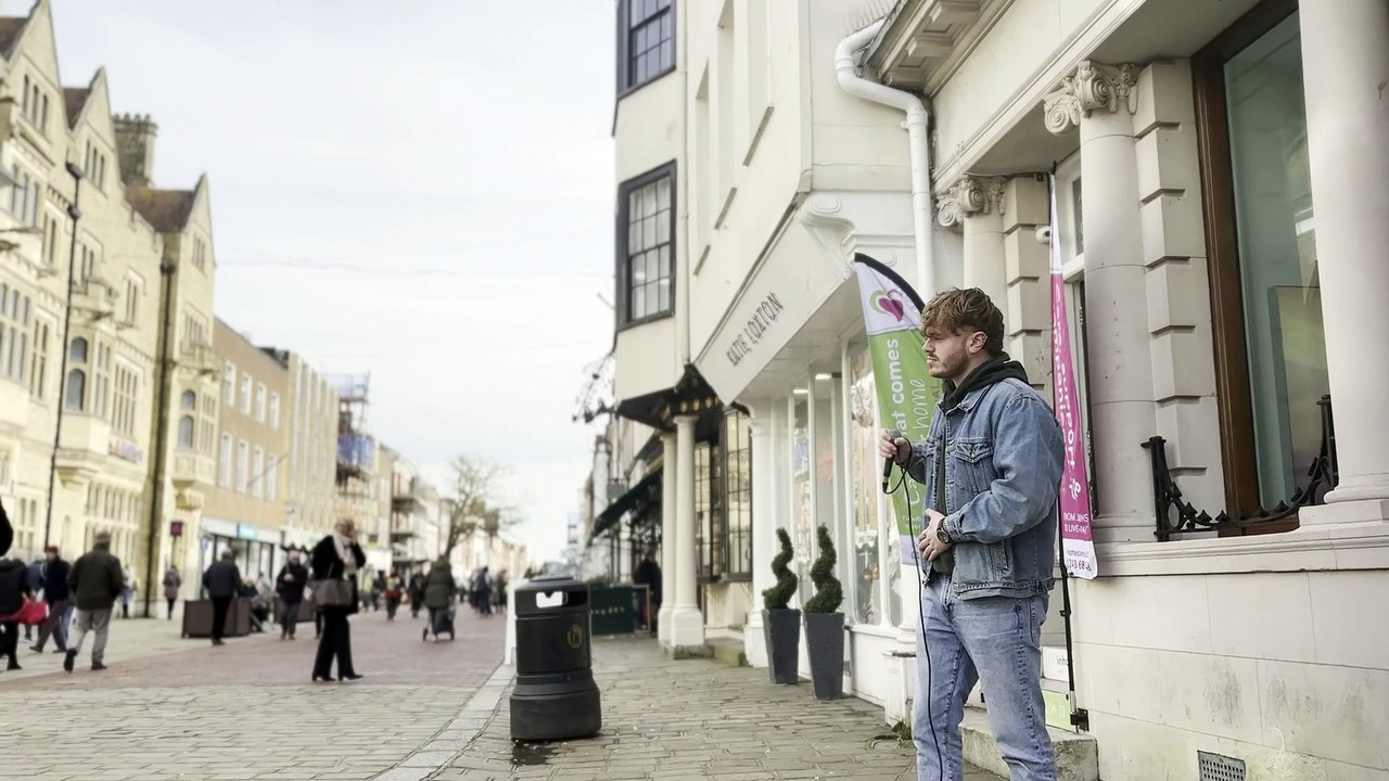 Singer stuns in Chichester city centre with dazzling rendition of 'I Dreamed a Dream'
